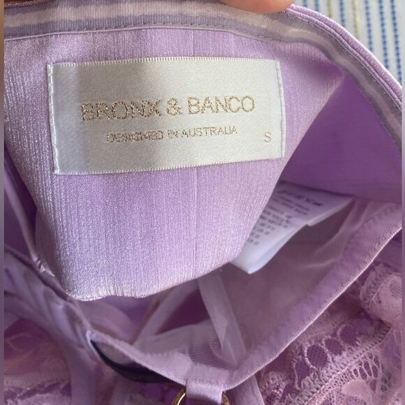 Bronx & Banco lavender top with a delicate lace bra - Picture 5 of 11